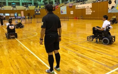 電動車椅子サッカー交流大会で試合体験