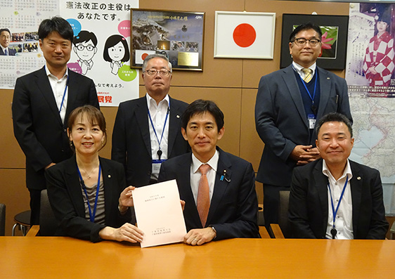 千葉県税理士政治連盟の皆様から要望書を受け取りました。